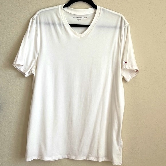 Tommy Hilfiger V-Neck Tee. Size: Medium - Picture 1 of 4
